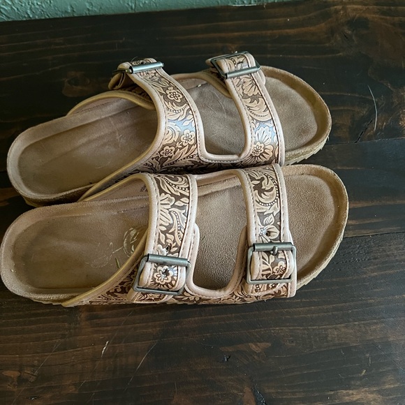 Very H brand tooled leather sandals. Size 8.5 - Picture 3 of 4